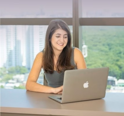 Dra. Marina Lucena em atendimento online pelo notebook