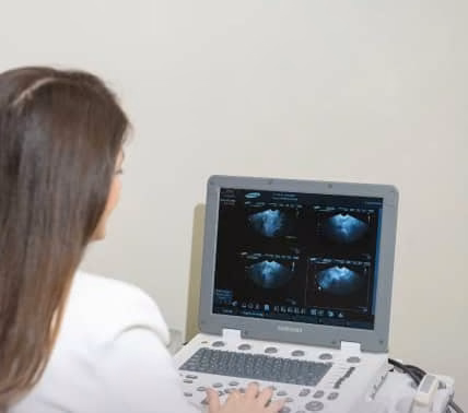 Dra. Marina Lucena realizando ultrassom transvaginal no consultório